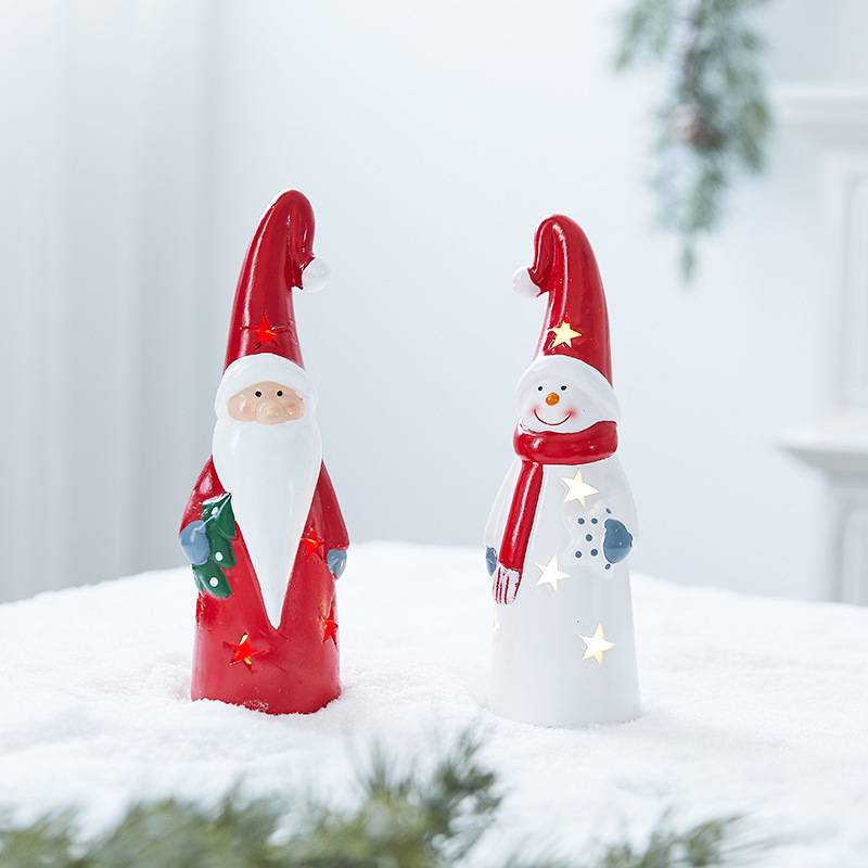 クリスマス陶磁器のぬいぐるみが老人雪だるまの小さなプレゼントを飾ってクリスマス装飾用品の祝日プレゼントを飾っている|undefined