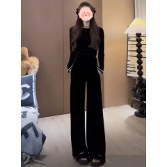 冬には高級感のあるベルベットの上着とベルベットのワイドパンツのセットを着て、お姉さんの気質のトレンドセットを2つ着着ます