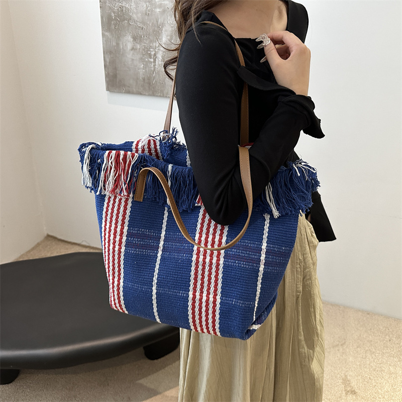 2024 nuevo bolso de tote de lona de cercanías de gran capacidad de moda con borlas de un solo hombro bolso tejido de todo fósforo bolso de lona