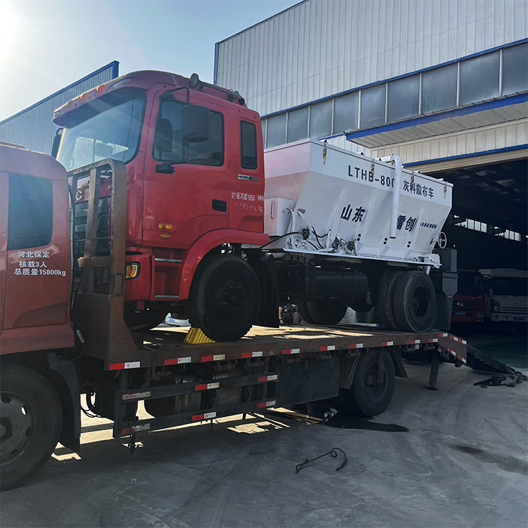 路桥建设 道路修建施工灰料撒布车强劲动力300马力撒料车生产厂家