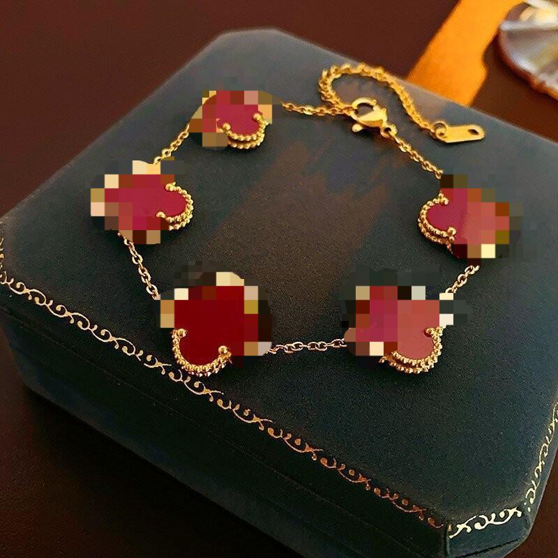 Pulsera de trébol de acero titanium vendedora caliente transfronteriza europea y americana con incrustaciones de concha pulsera colgante pulsera de diseño avanzado sin desvanecimiento al por mayor