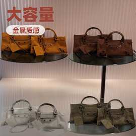 有标2025新款秋冬款磨砂 Le City机车包斜挎包铆钉经典复古