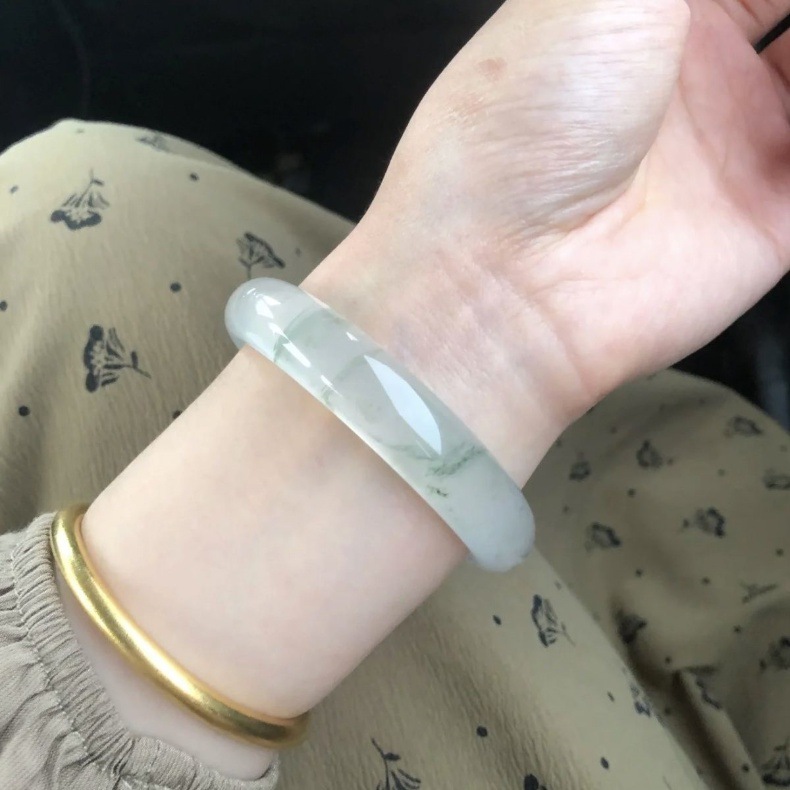 Vòng tay ngọc bích cao cấp tự nhiên màu xanh lá cây nhạt, đường kính trong 52–64 mm chi tiết 4