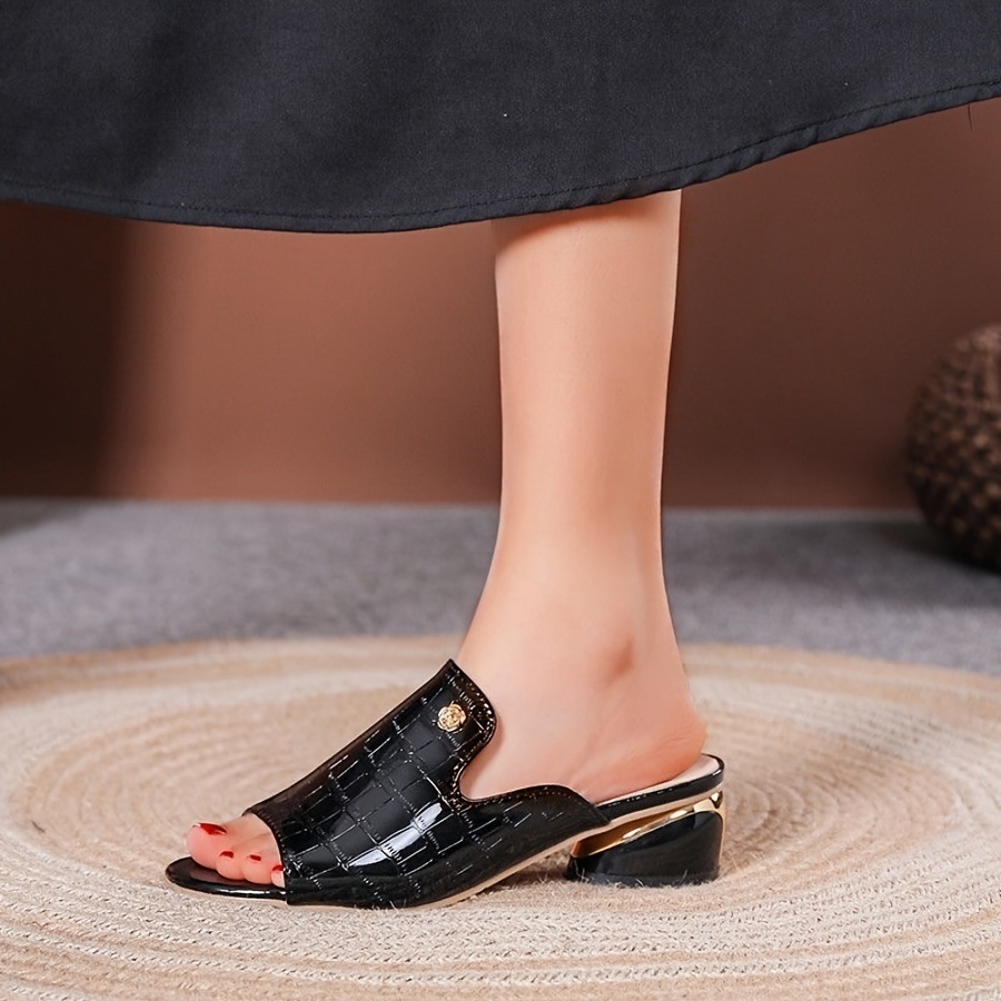 Spot 2026 nuevas zapatillas de verano para mujeres, tacones gruesos, piel de pez laqueada, boca de pez, zapatillas de madre, zapatillas de mujer de tamaño grande