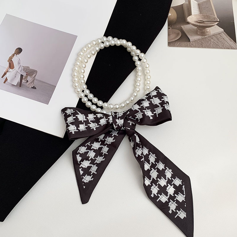 Pequeña bufandas para mujeres de verano 2025 collar de perlas retrógrado francés con bufandas de seda collar decoración clavícula variable correa