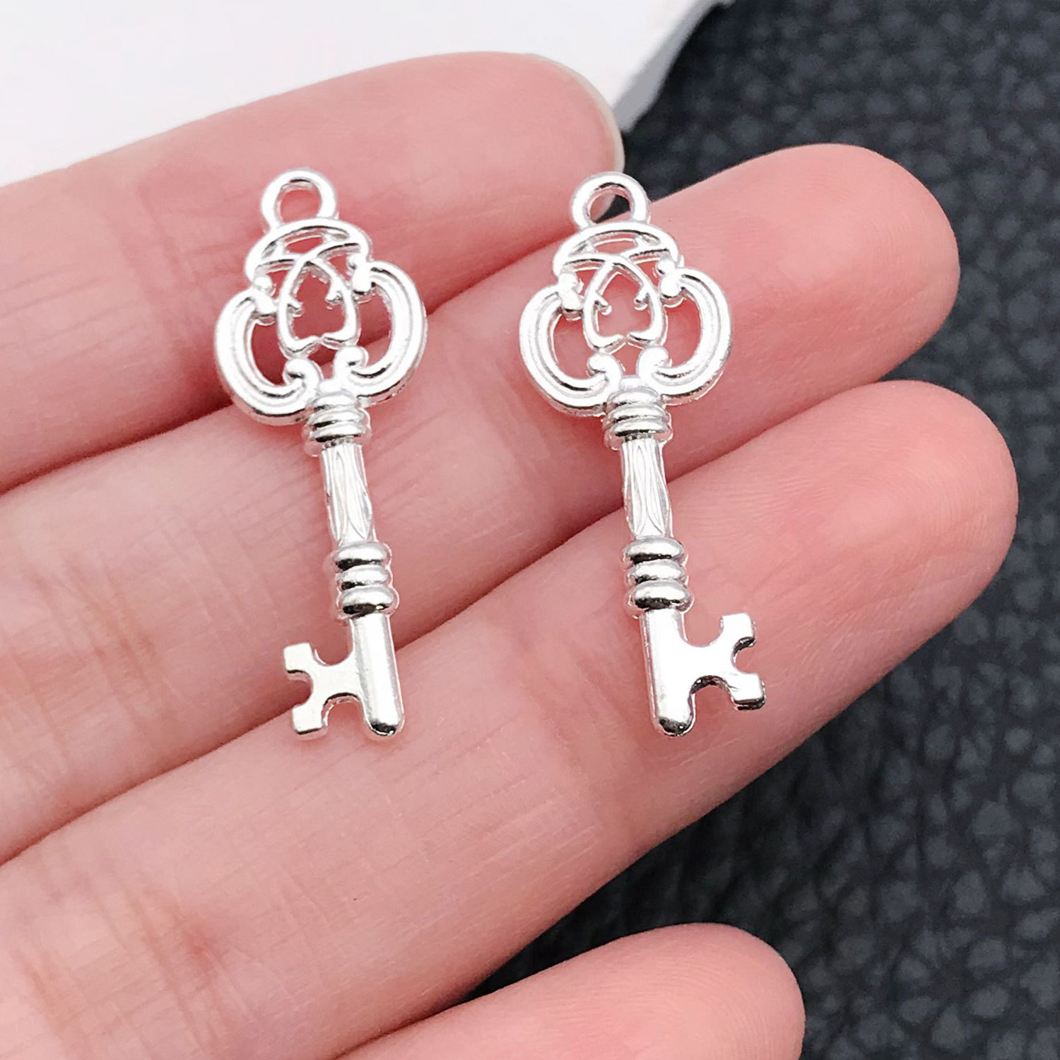 20976-Y-亮银锌合金小钥匙10x27-0.7g