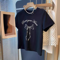 ガーリーリボンプリント Tシャツ女性のための夏 2025 新しい純粋な綿右肩白半袖インカジュアルトップ