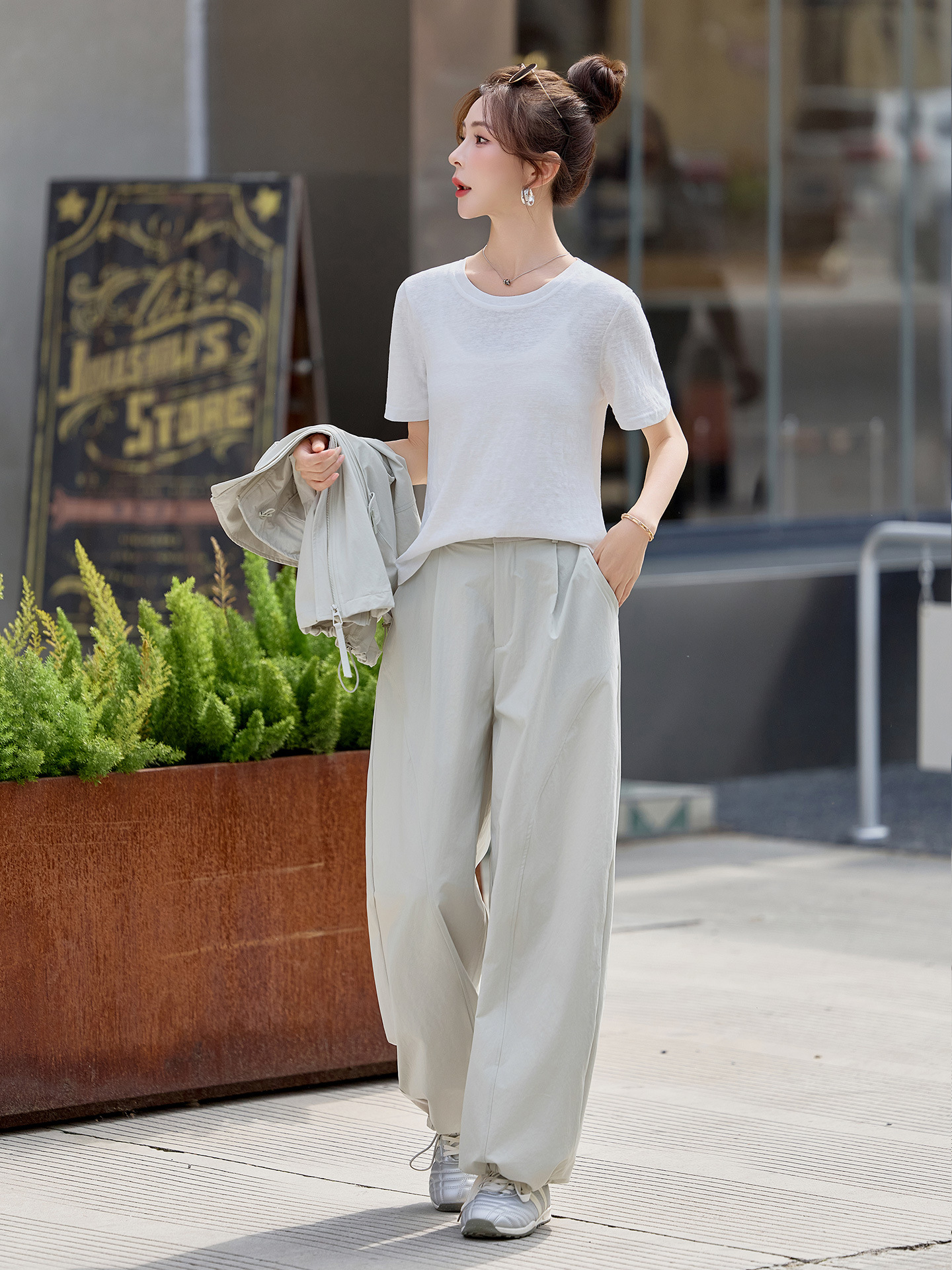 Bộ ba mảnh nữ gồm áo thun cổ tròn, áo vest cổ đứng và quần ống rộng phối đồ thanh lịch — màu xanh nhạt, màu xanh đậu