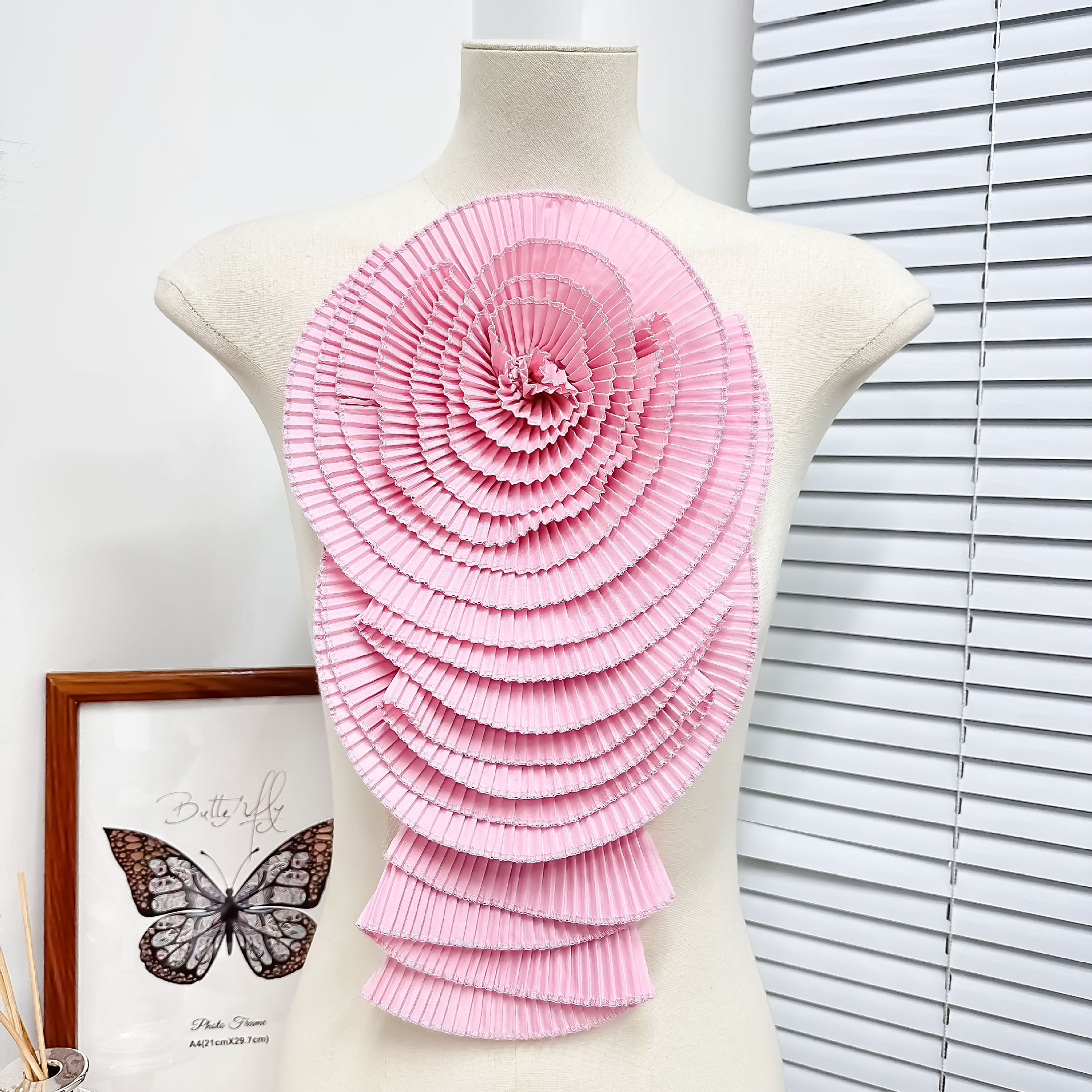 Nuevos adornos de flores grandes plisadas blancas para ropa y vestidos transfronterizos, parches de reparación DIY, accesorios de tela, venta directa de fábrica.