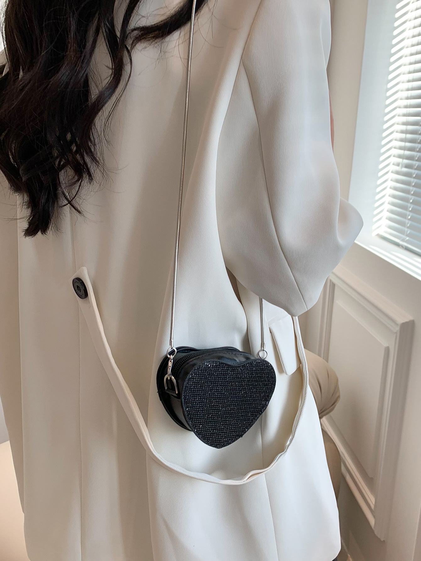 Femmes Toutes Les Saisons Faux Cuir Forme De Cœur Mignon En Forme De Coeur Fermeture Éclair Sac D'épaule display picture 4