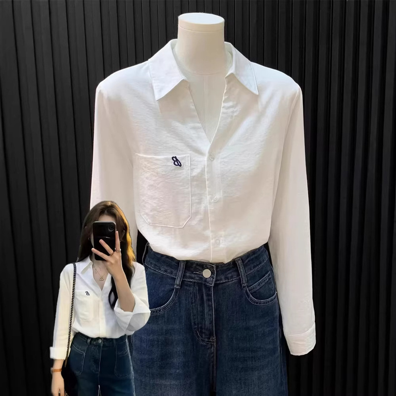 Liáng Yī Xuān White Long-Sleeve Shirt with Pocket Design, Elegant Drape, Turn-Down V-Neck, and Intricate Embroidery for Women Liáng Yī Xuān White Long-Sleeve Shirt with Pocket Design, Elegant Drape, Turn-Down V-Neck, and Intricate Embroidery for Women