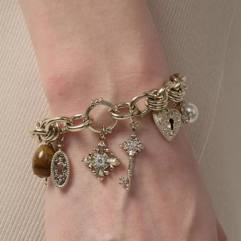 Iris flower heart lock key ultra-fancy bracelet, light luxury designer style heart pendant jewelry, niche Iris flower heart lock key ultra-fancy bracelet, light luxury designer style heart pendant jewelry, niche