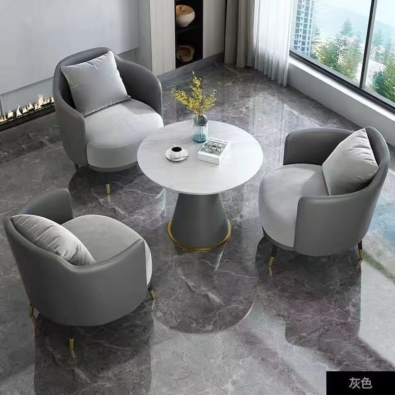 Una mesa y tres sillas (gris superior)