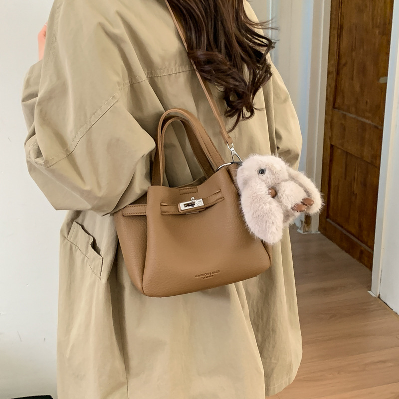 Bolsos de viaje de mano de alta sensación de invierno para mujeres 2025 nueva moda vintage bolso de cesta bolso de mochila universal