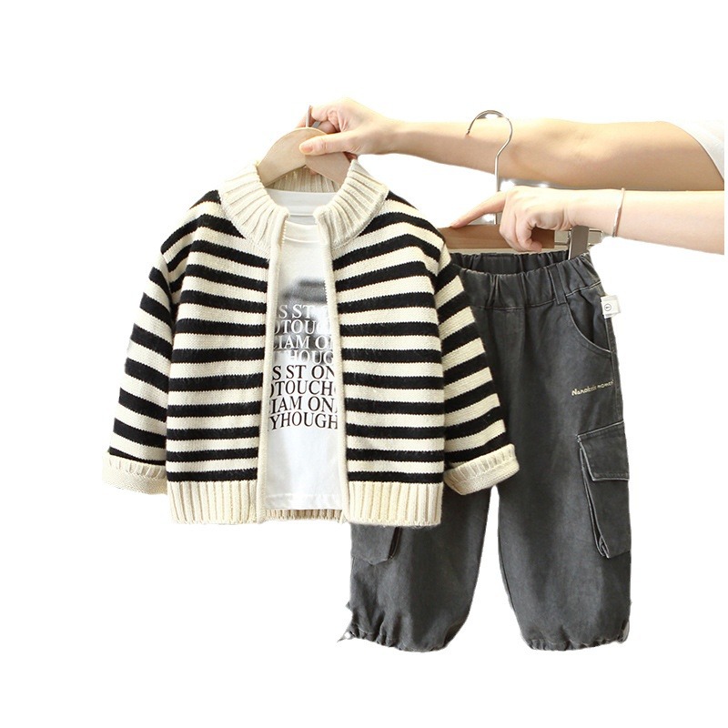 6148 traje de otoño para niños 2025 nuevo abrigo de suéter a rayas para niños fresco y guapo, traje de tres piezas de primavera y otoño para bebés