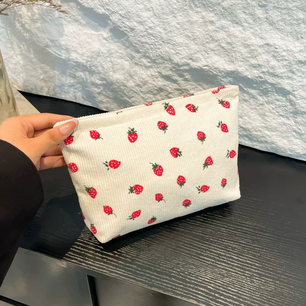 New Casual and Cute Strawberry Cosmetic Bag 2024 Autum Retro Fashion Small Square Bag Simple Fashion Trendy Hand