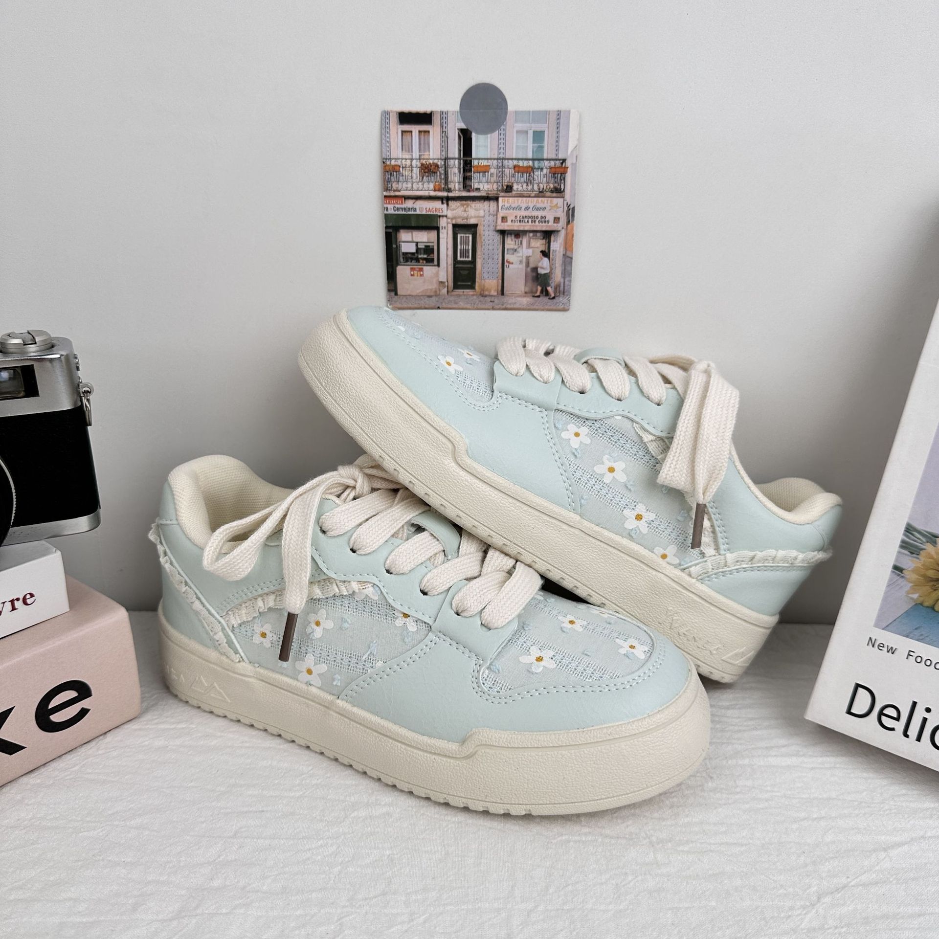 Yuanbo ins viento zapatos de madera de mujer 2025 verano nuevo borde de encaje pequeño fresco y transpirable zapatos blancos