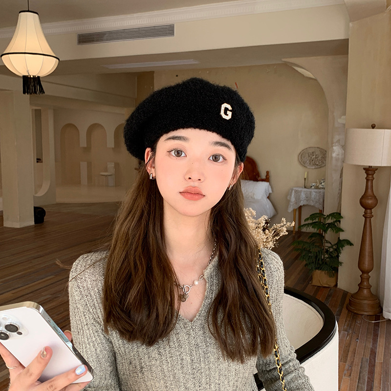 Neue japanische Plüsch-Malermütze, koreanische Version, modische und niedliche Strickmütze, Herbst und Winter, neue Damen-G-Label-warme Baskenmütze_voghion.com