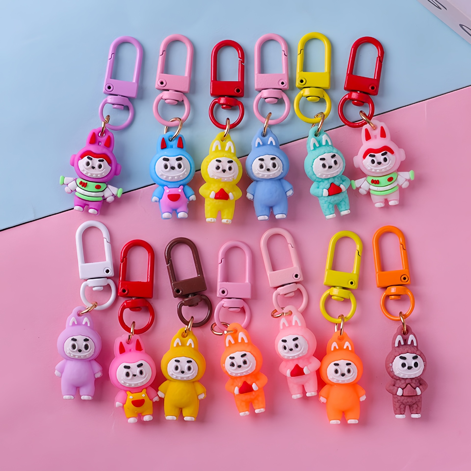 Caricatura labubu llavero creativo PVC colgante de goma suave serie de moda para empujar regalos adornos fábrica al por mayor