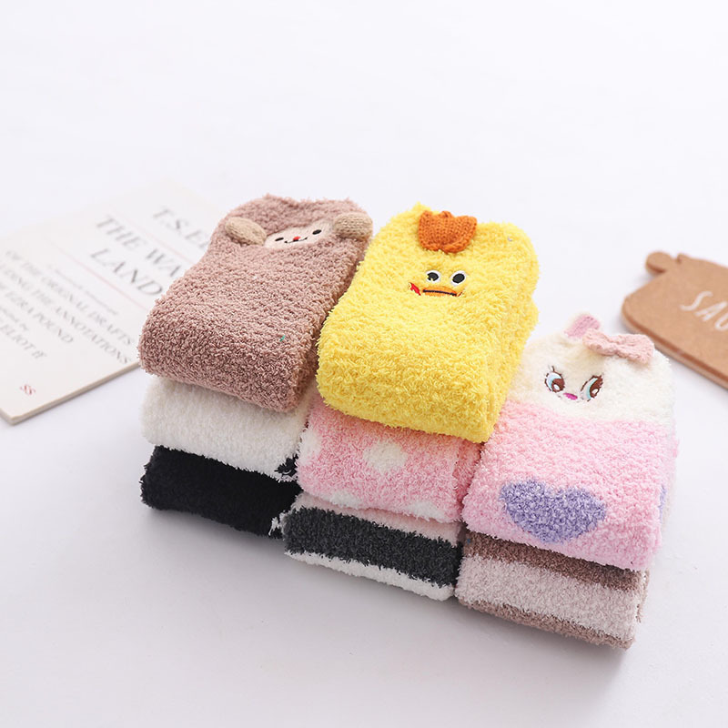 Otoño e Invierno nuevos calcetines de terciopelo de coral de invierno engrosada tridimensional de dibujos animados bordados piso calcetines de Navidad media Casa De terciopelo Calcetines