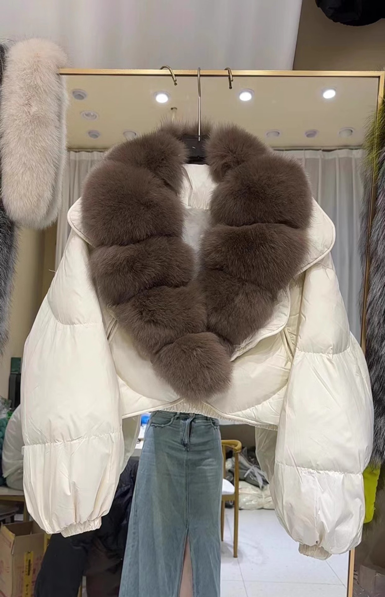 오프화이트 + 브라운 퍼 칼라