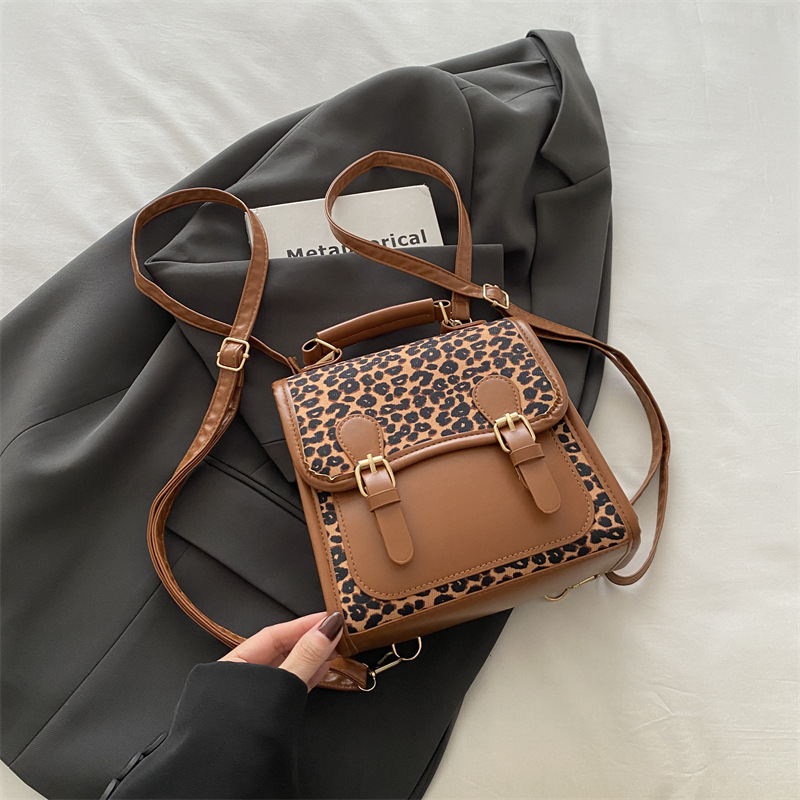 Este año, la popularidad de la mochila de nicho para mujeres 2024 nuevo color de contraste, mochila versátil, mochila de alta calidad, mochila pequeña.