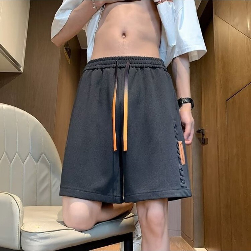 Pantalones cortos de verano transpirables de seda de hielo, pantalones casuales de cinco puntos en relieve con letras de marca de moda para hombres, pantalones deportivos juveniles para hombres