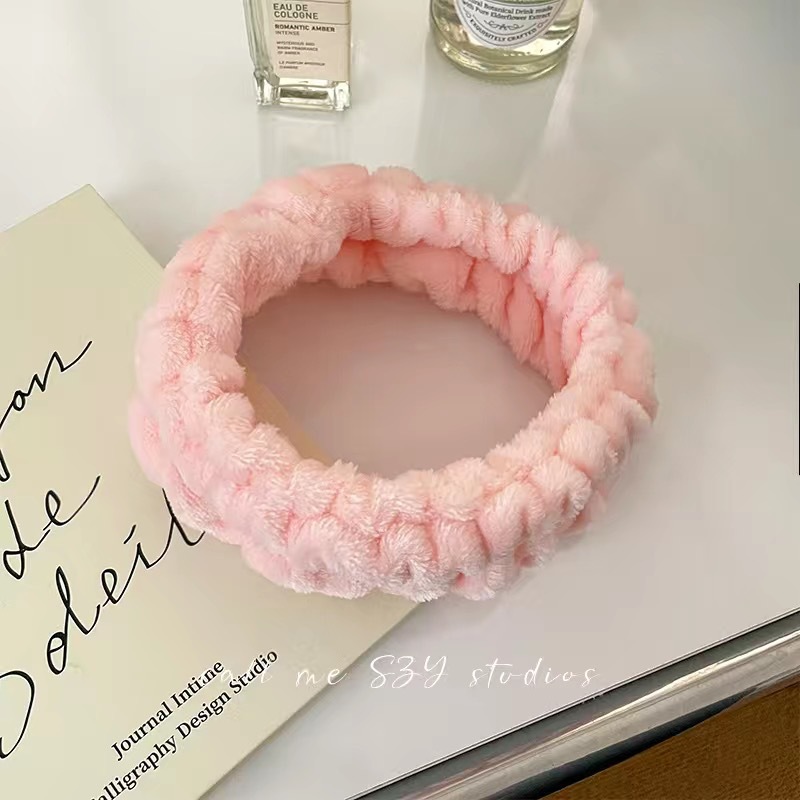 顔を洗って髪を洗って新型の少女の韓国の化粧をつけてマスクの専用のカチューシャをつけます。