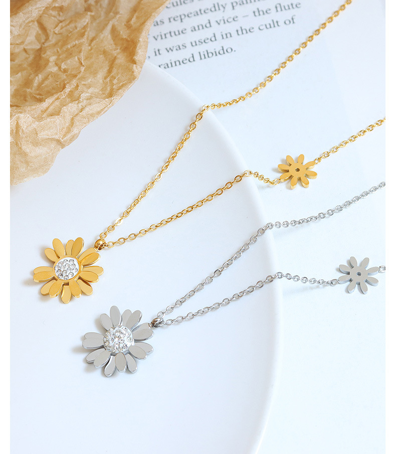 Retro Flower Titanium Steel Inlay Zircon Pendant Necklace_colorza_4