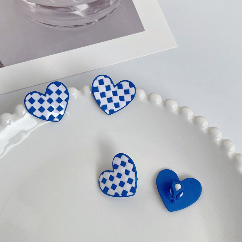 Boucles D&#39;oreilles En Alliage En Forme De Coeur À Carreaux Bleu Blanc En Damier Créatif display picture 3