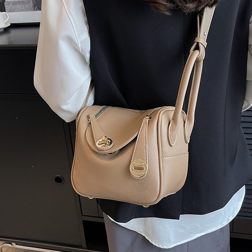 The trendy niche handbags of , women's summer versatile crossbody bags, tote bucket bags