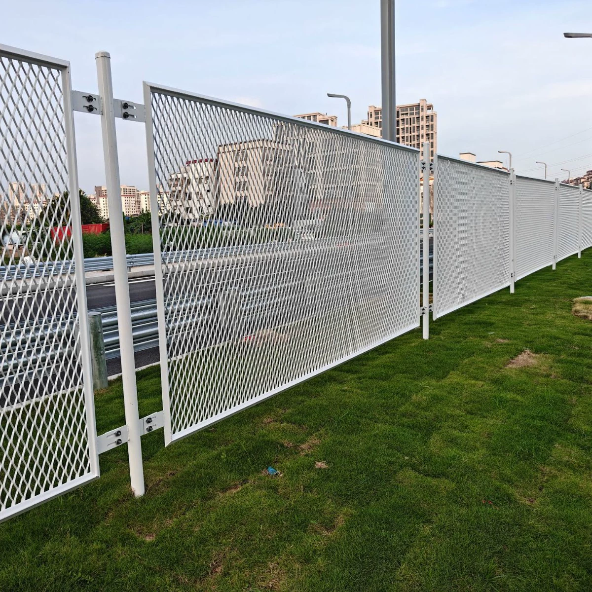 Дорожный ограждающий барьер для мостов и подъездных путей, сварной ограждающий барьер из низкоуглеродистой стали, травяной зеленый ограждающий барьер