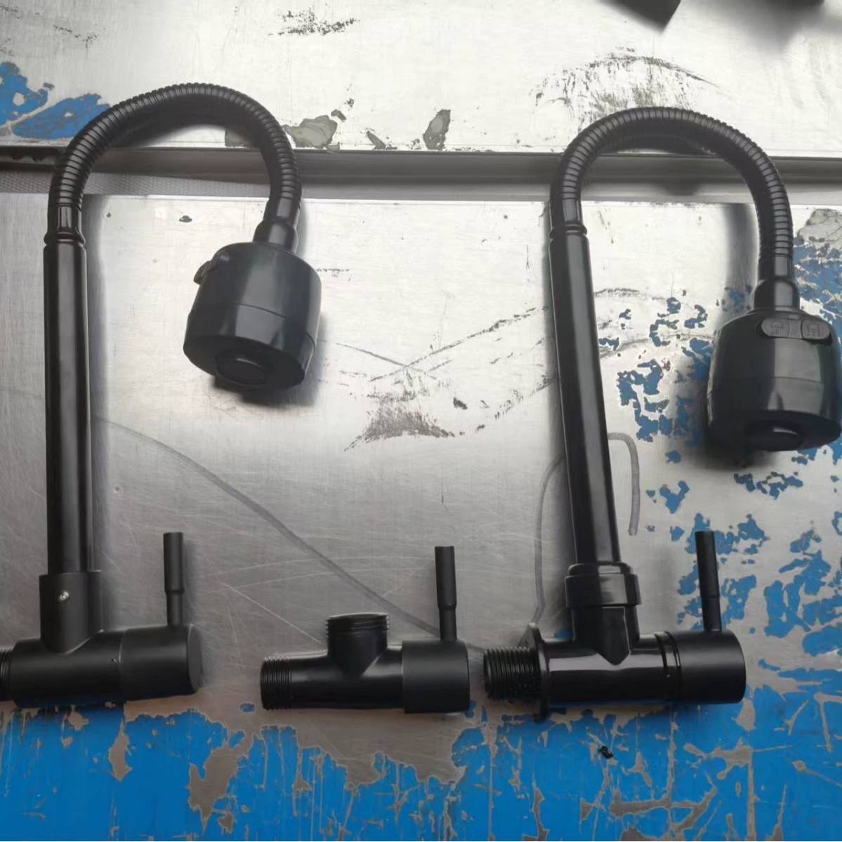 Внешнеторговый пластиковый стальной круглый горизонтальный одинарный смеситель для раковины с холодной посудой, настенный смеситель для раковины, черный универсальный вращающийся смеситель