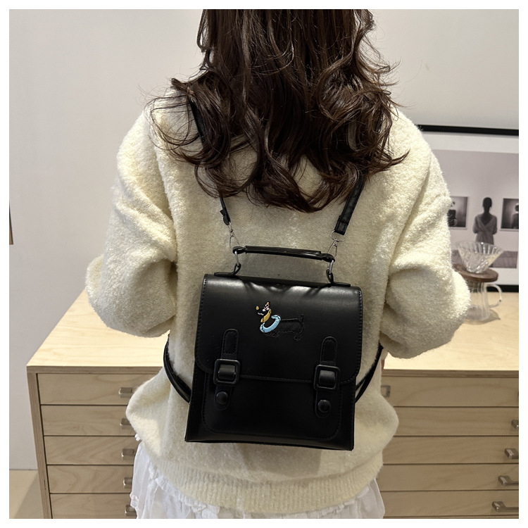 This is a new retro commuting backpack for the autumn of 2024, featuring a casual color contrast and a niche design. It is a small square single-shoulder hand-carry bag undefined