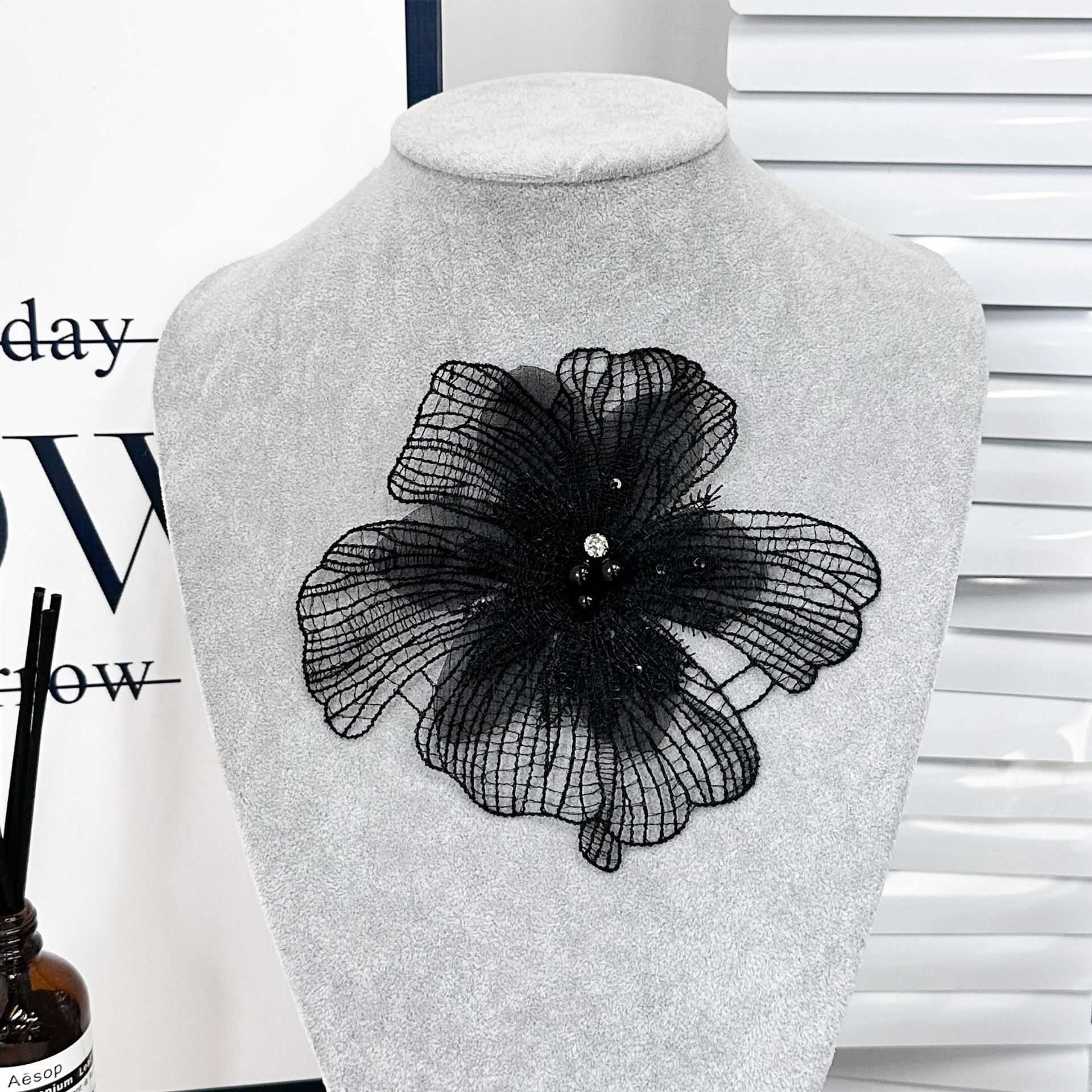 Flores tridimensionales clavos de perlas encaje ropa de niños vestidos flores decorativas bordadas a mano encaje material de tocado para el cabello image 5