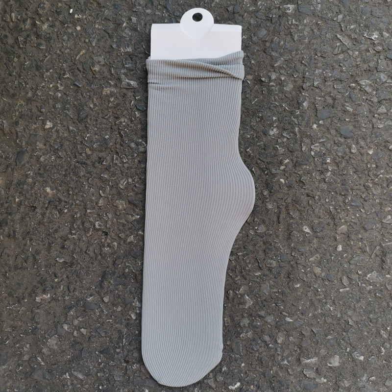 Primavera y verano calcetines de algodón peinados delgados calcetines de confinamiento sin hueso anti-pilling calcetines de moda casual transpirable de color sólido calcetines de pila al por mayor