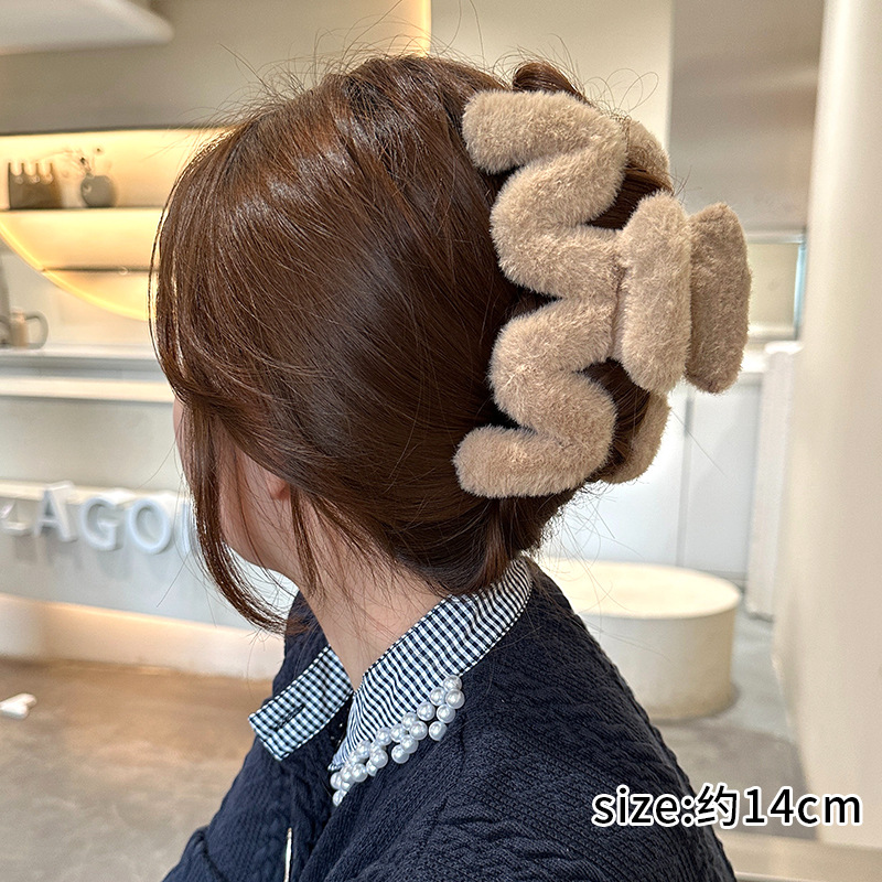 2025 nuevo clip de peluche lindo temperamento peludo detrás de la cabeza de cabello de alto nivel sensación de tiburón clip grande mujer