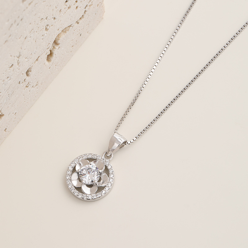 Japón y Corea del Sur pequeños colgantes de flores de plata esterlina frescos colgantes de moda personales para mujeres colgantes al por mayor