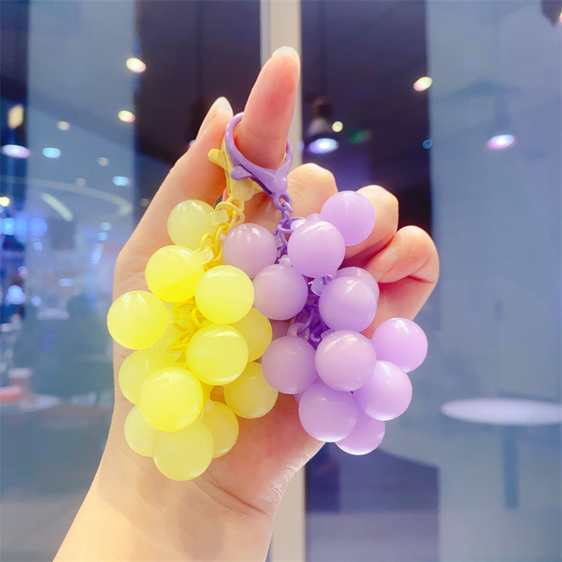かわいい発光ブドウキーホルダークリエイティブ pvc 接着剤ビーズ小さな新鮮な色のブドウペンダント小さなギフトバッチ|undefined