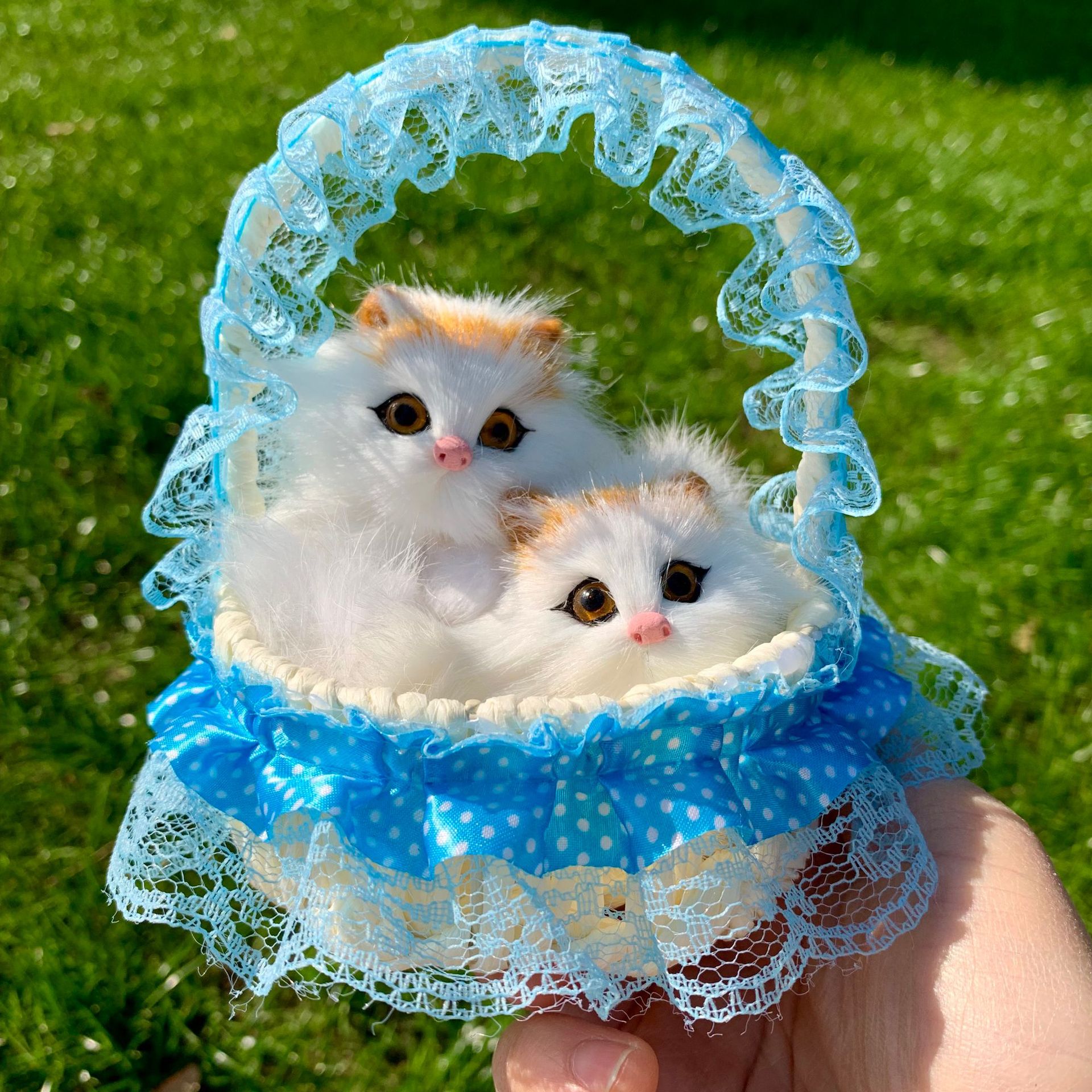 Bleu polka dot panier mère et enfant chat