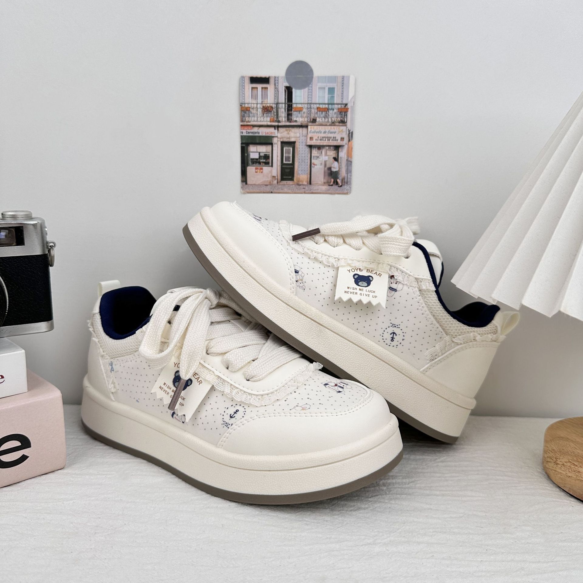 Farbo Bear impresión de verano delgada zapatos blancos versátiles zapatos de pan zapatos de mujer 2025 nuevos zapatos de skate casuales