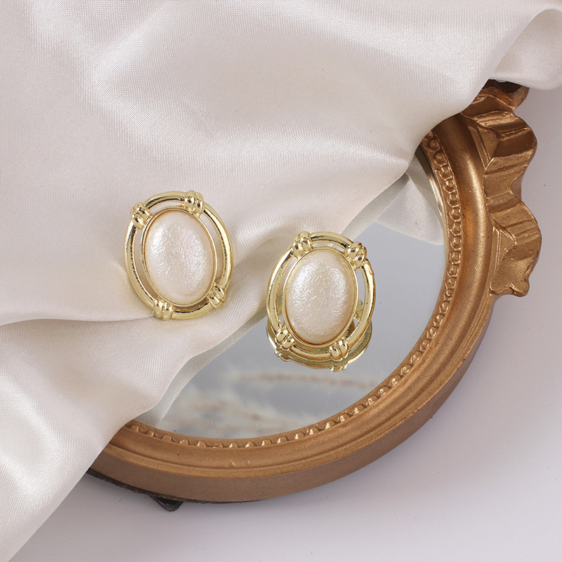 Fashion Geometric Oval Pearl Alloy Earrings Wholesale display picture 2