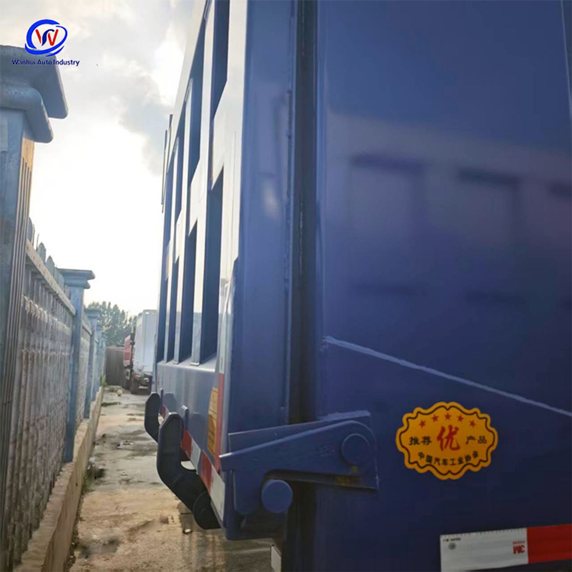 In-stock supply of HOWO heavy-duty truck, HOWO rear eight-wheel dump truck, mining self-unloading engineering vehicle, 20-cubic-meter large box, for Africa