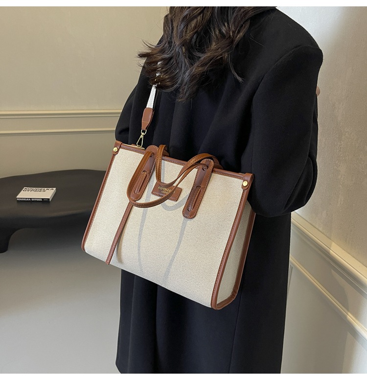 A new 2024 popular and versatile crossbody bag for women's commuting, a stylish tote bag undefined