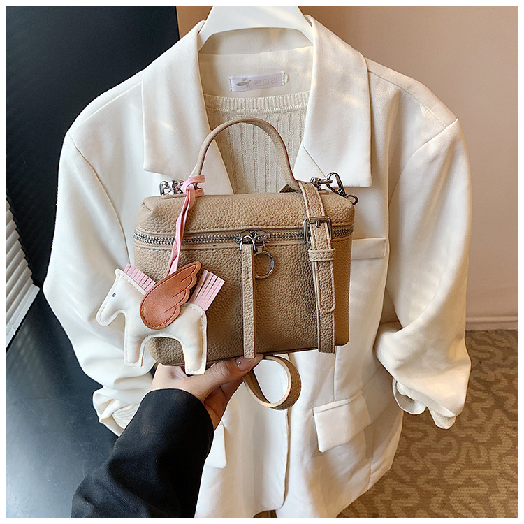 This year's popular simple hand-held small bag for women, the 2025 new women's single-shoulder bag, is elegant and fashionable, a crossbody small bag undefined