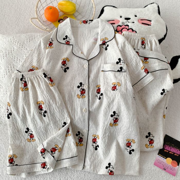 Al por mayor transfronterizo nuevo pijama de mujer tres piezas cardigan con solapa mangas cortas pantalones cortos KT gato dibujos animados cubierta de ropa doméstica