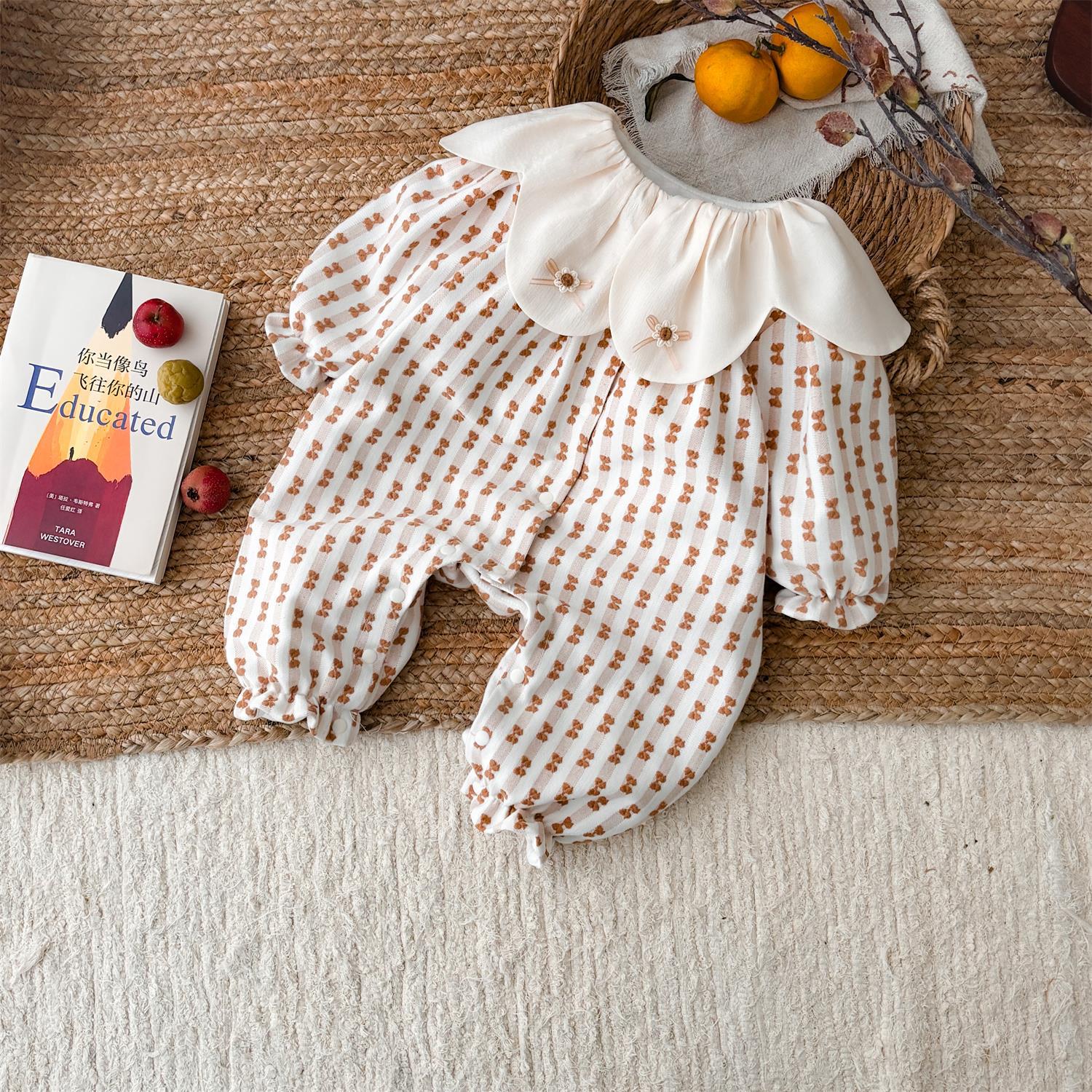 En la primavera de 2025, una mujer bebé de una pieza, cuello de pétalo mori, lindo mameluco de manga larga, vestido de primavera