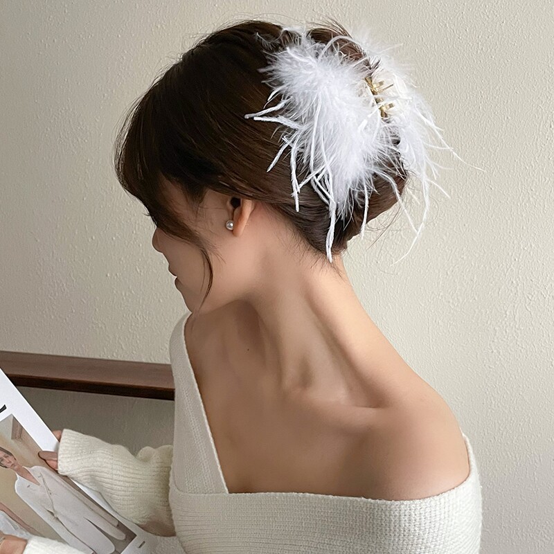 White ostrich feather clip (about 11cm long)