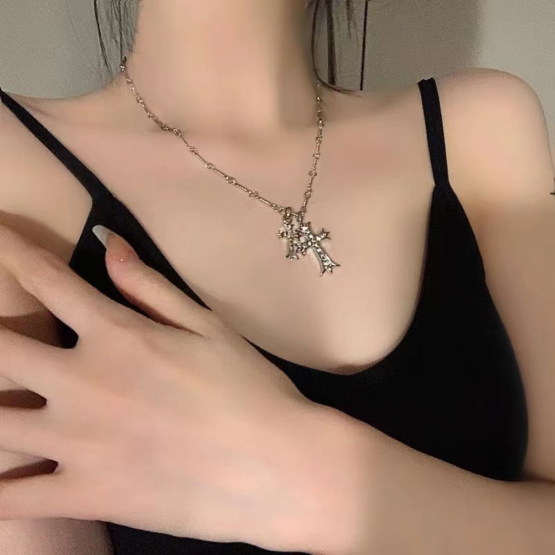 Double Cross Necklace Female Pendant Decorative Light Luxury Minority Design High-grade Baroque Accessories Hot Girl Clavicle Chain display picture 5