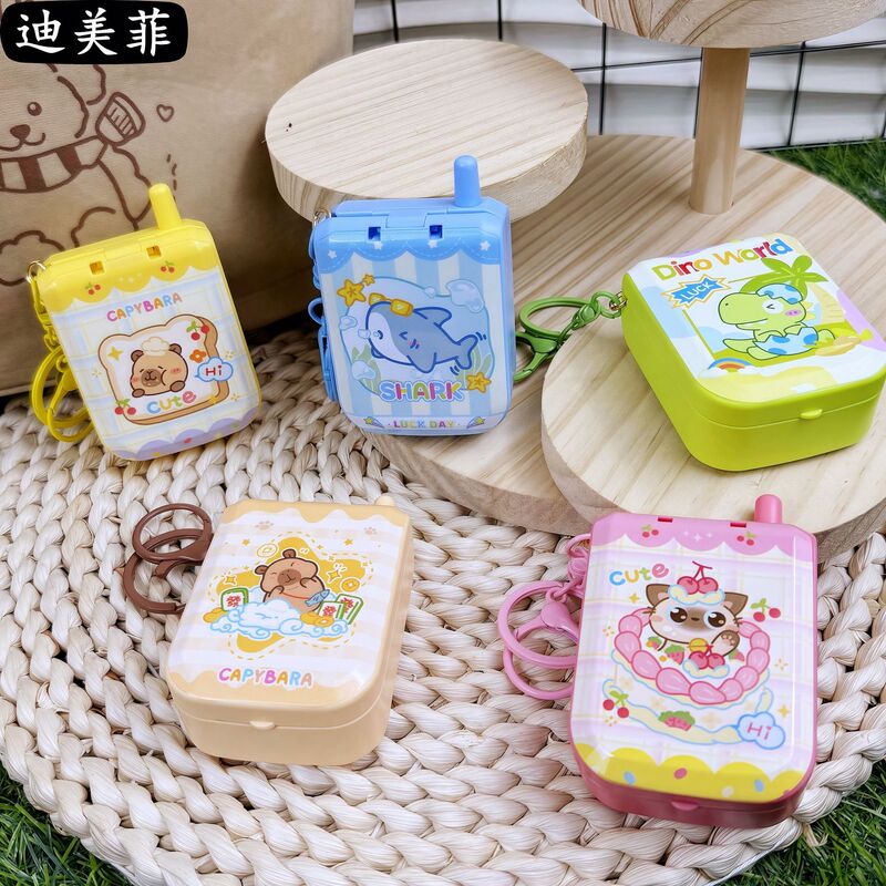 創意カピバラのゲーム機の鍵はかわいいアニメの露店を掛けて最前線を通り抜けておもちゃのペンダントの贈り物に挑戦します。|undefined